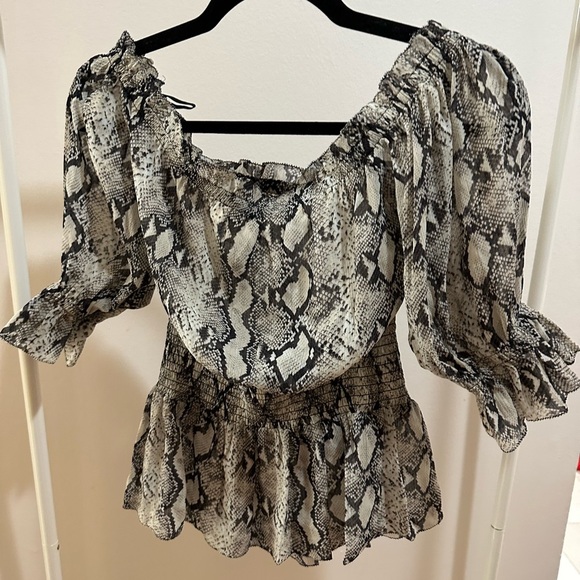 NWT L’AGENCE Snake Print off shoulder top size: XS/TP - Picture 3 of 5